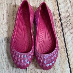 Pink Iridescent Textured Crocs Size 6W G16
